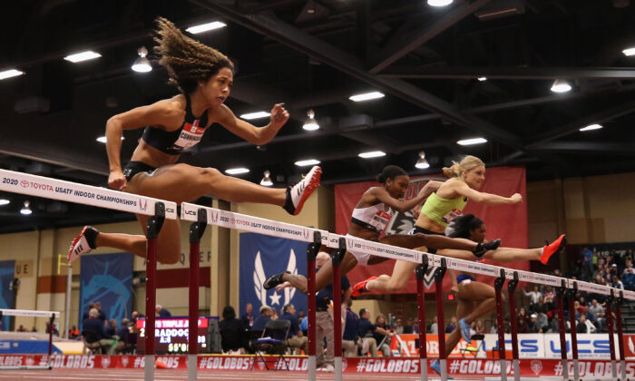 Mujeres compiten en la final de 60 metros vallas para mujeres durante el Campeonato Toyota USATF Indoor 2020, en el Centro de Convenciones de Albuquerque, en Albuquerque, Nuevo México, el 15 de febrero de 2020. (Christian Petersen/Getty Images)