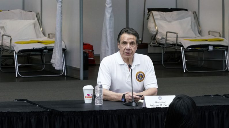 El gobernador de Nueva York, Andrew Cuomo, en una conferencia de prensa diaria sobre el coronavirus frente a los miembros de la Guardia Nacional, en el Centro de Convenciones Jacob K.Javits, el 27 de marzo de 2020, en la ciudad de Nueva York. (Eduardo Munoz Alvarez/Getty Images)