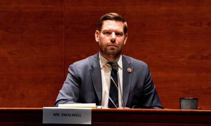 El representante Eric Swalwell (D-CA) escucha durante la audiencia del comité judicial de la Cámara de Representantes en el Capitolio en Washington, D.C., el 24 de junio de 2020. (Anna Moneymaker/POOL/AFP vía Getty Images)