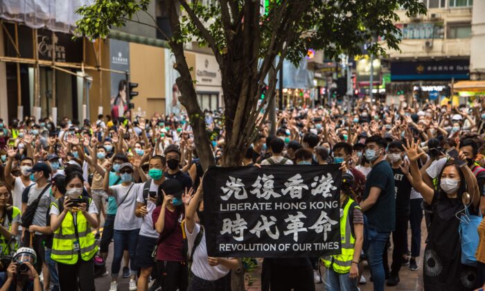Manifestantes cantan consignas durante una manifestación contra la nueva ley de seguridad nacional de Beijing en Hong Kong el 1 de julio de 2020. (Dale de la Rey/AFP vía Getty Images)
