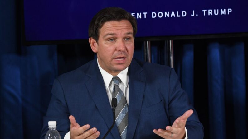 El gobernador de Florida, Ron DeSantis, durante una mesa redonda sobre el COVID-19 y la preparación para tormentas en Belleair, Florida, el 31 de julio de 2020. (Saul Loeb/AFP a través de Getty Images)