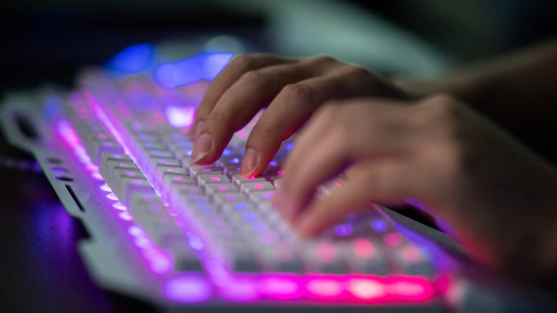 Un hacker chino no identificado usando su ordenador en su oficina en Dongguan, en la provincia de Guangdong, al sur de China, el 4 de agosto de 2020. (Nicolas Asfouri/AFP vía Getty Images)

