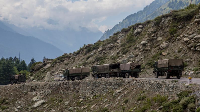Convoy del ejército indio que transporta refuerzos y suministros, se dirige hacia Leh, en una carretera que limita con China, el 2 de septiembre de 2020 en Gagangir, India. (Yawar Nazir/Getty Images)