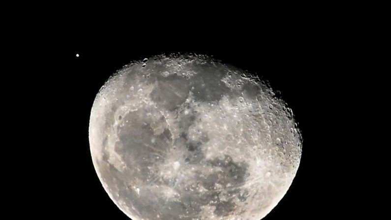La Luna se ve junto al planeta Marte el 5 de septiembre de 2020 en Cali, Colombia. (LUIS ROBAYO/AFP vía Getty Images)
