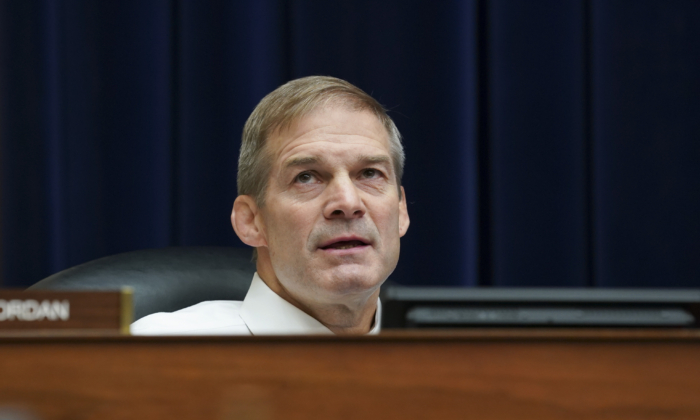 El representante Jim Jordan (R-Ohio) escucha durante una audiencia del Subcomité Selecto de la Cámara de Representantes sobre la Crisis de Coronavirus en Washington el 23 de septiembre de 2020. (Stefani Reynolds-Pool/Getty Images)