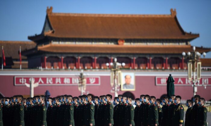 Policías paramilitares chinos se reúnen en la plaza de Tiananmen de Pekín el 23 de octubre de 2020. (Noel Celis/AFP vía Getty Images)