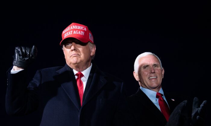 El presidente Donald Trump llega con el vicepresidente Mike Pence para un mítin de Make America Great Again en el aeropuerto Cherry Capital en Traverse City, Michigan, el 2 de noviembre de 2020. (Brendan Smialowski/AFP a través de Getty Images)