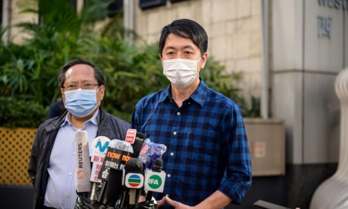 El exlegislador y opositor prodemocracia de Hong Kong Ted Hui (dcha.), acompañado por el veterano político prodemocracia Albert Ho (i), habla con los medios de comunicación al salir de la Comisaría del Oeste en Hong Kong el 18 de noviembre de 2020. (Anthony Wallace/AFP vía Getty Images)
