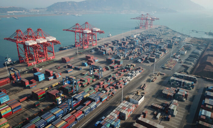 Esta foto aérea muestra una zona del puerto de Lianyungang, en la provincia oriental china de Jiangsu, el 14 de enero de 2021. (STR/AFP vía Getty Images)