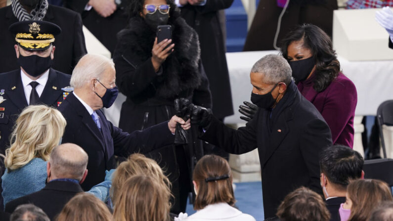 El presidente electo de EE.UU. Joe Biden, a la izquierda, saluda al expresidente de EE.UU. Barack Obama, a la derecha, con un choque de puños durante la toma del mando en el Capitolio de EE.UU. el 20 de enero de 2021 en Washington, DC.  (Kevin Dietsch-Pool/Getty Images)