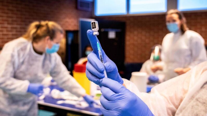 Una enfermera prepara una jeringa con vacuna contra el covid-19 en Drammen, Noruega, el 21 de enero de 2021. (Ole Berg-Rusten/NTB/AFP via Getty Images)