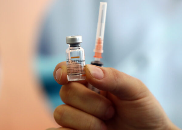 Un trabajador sanitario muestra una dosis de la vacuna CoronaVac durante una campaña de vacunación COVID-19 en Ankara, Turquía, el 27 de enero de 2021. (ADEM ALTAN/AFP vía Getty Images)