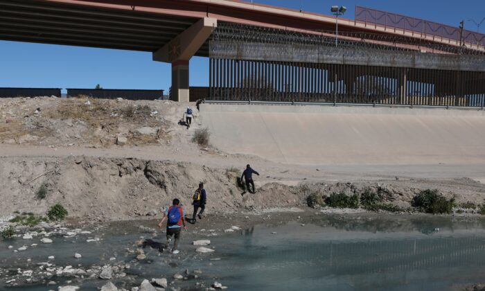 Extranjeros ilegales cruzan el Río Bravo para llegar a El Paso, Texas, desde Ciudad Juárez, estado de Chihuahua, México, el 5 de febrero de 2021. (Herika Martínez/AFP vía Getty Images)