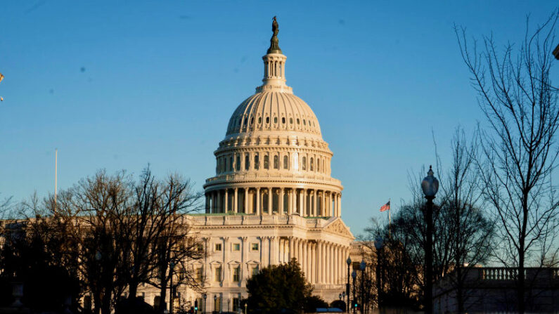 El edificio del Capitolio de los Estados Unidos se ve al amanecer, el 8 de febrero de 2021, en Washington, D.C. (Sarah Silbiger/Getty Images)