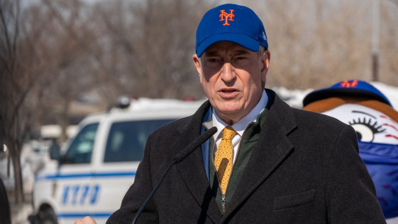 El alcalde de la ciudad de Nueva York, Bill De Blasio, se dirige a los medios de comunicación en la inauguración del sitio de vacunación contra el coronavirus (COVID-19) en el Citi Field el 10 de febrero de 2021 en el distrito de Queens de la ciudad de Nueva York. (David Dee Delgado/Getty Images)