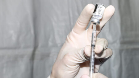 Corte dicta que la orden de vacunación contra COVID-19 de Universidad de Colorado viola la constitución