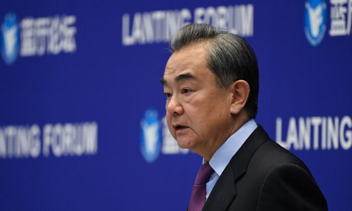 El ministro de Relaciones Exteriores de China, Wang Yi, habla en el Foro Lanting sobre las relaciones entre China y EE.UU., en Beijing, China, el 22 de febrero de 2021. (Greg Baker/AFP a través de Getty Images)
