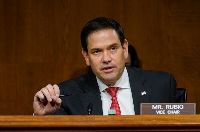 El senador Marco Rubio (R-Fla.) preside un interrogatorio durante una audiencia del Comité de Inteligencia del Senado, en el Capitolio, en Washington, el 23 de febrero de 2021. (Drew Angerer/Pool/AFP vía Getty Images)
