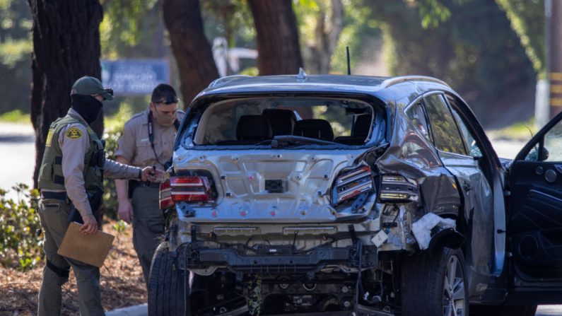 Agentes del sheriff del condado de Los Ángeles recogen pruebas del coche que conducía la leyenda del golf Tiger Woods cuando resultó gravemente herido en un accidente de volcadura el 23 de febrero de 2021 en Rolling Hills Estates, California. (David McNew/Getty Images)