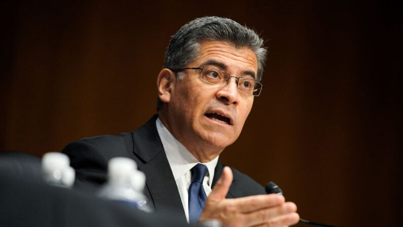 Xavier Becerra, candidato a Secretario de Salud y Servicios Humanos, responde preguntas durante su audiencia de confirmación ante el Comité de Finanzas del Senado en Capitol Hill el 24 de febrero de 2021 en Washington, D.C. (Greg Nash-Pool/Getty Images)