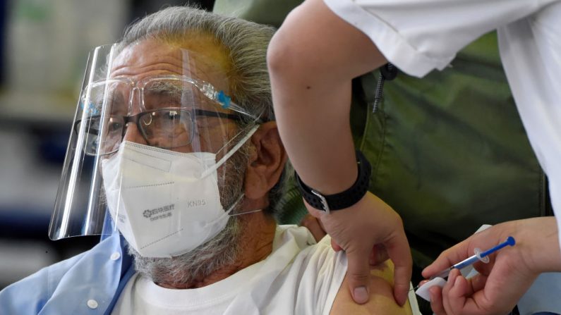 Una enfermera inyecta la vacuna rusa Sputnik V contra el COVID-19 en el Palacio de los Deportes de la Ciudad de México, México, el 28 de febrero de 2021. (Alfredo Estrella / AFP vía Getty Images)