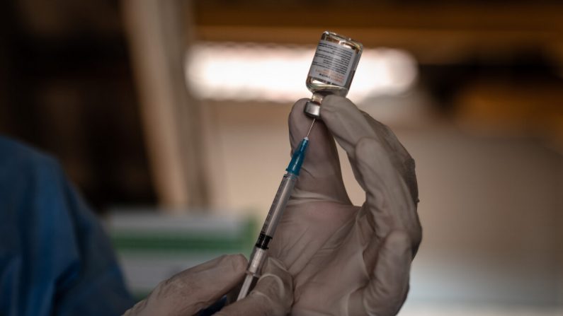 Un funcionario médico prepara una dosis de la vacuna Sinovac COVID-19 durante un programa de vacunación masiva en Yogyakarta, Indonesia, el 2 de marzo de 2021. (Ulet Ifansasti/Getty Images)