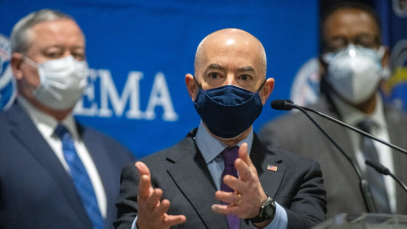 El secretario de Seguridad Nacional de los Estados Unidos, Alejandro Mayorkas, pronuncia un discurso durante su visita a un centro de vacunación comunitario de la FEMA el 2 de marzo de 2021 en Filadelfia, Pensilvania. (Mark Makela/Getty Images)