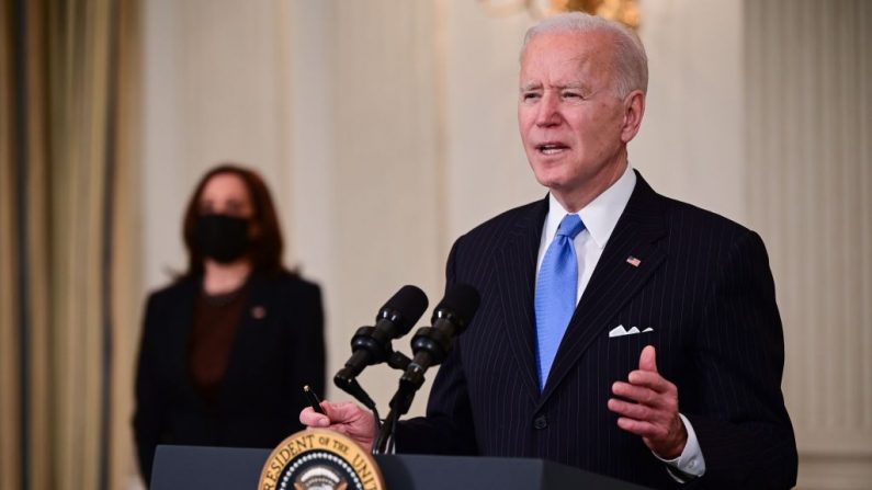 El presidente de EE. UU., Joe Biden, mientras la vicepresidenta de EE. UU., Kamala Harris (izq.), en Washington, DC. el 2 de marzo de 2021. (JIM WATSON/AFP a través de Getty Images)