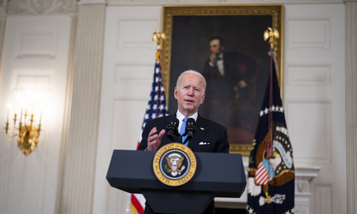 El presidente Joe Biden habla en el Comedor Estatal de la Casa Blanca, en Washington D.C., el 2 de marzo de 2021. (Doug Mills/Pool/Getty Images)