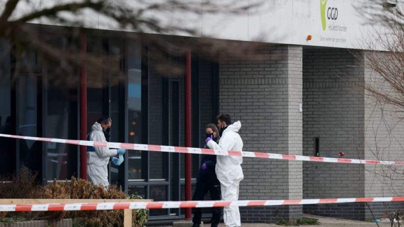 La policía bloquea una calle mientras los forenses buscan pruebas después de que se produjera una explosión en un centro de pruebas de COVID-19 en la ciudad de Bovenkarpsel (Países Bajos) el 3 de marzo de 2021. (Aris Oikonomou / AFP a través de Getty Images)