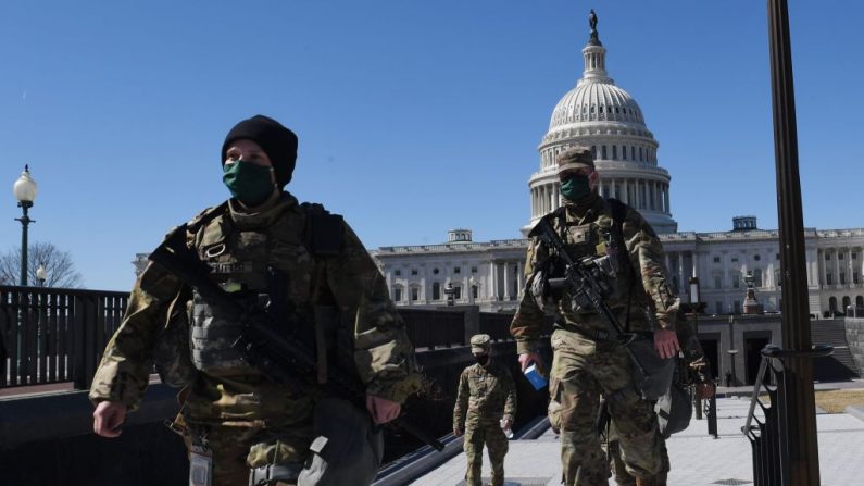 Miembros de la Guardia Nacional son vistos caminando cerca del edificio del Capitolio de Estados Unidos en el Capitolio el 3 de marzo de 2021, en Washington, DC. La policía dijo el 3 de marzo de 2021 que reforzó la seguridad en Washington después de un informe de los servicios de inteligencia. (Eric Baradat/AFP vía Getty Images)
