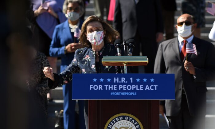 La presidenta de la Cámara de Representantes, Nancy Pelosi (D-Calif), habla en un acto para la "Ley para el Pueblo de 2021" en las escaleras del Capitolio en Washington el 3 de marzo de 2021. (Eric Baradat/AFP vía Getty Images)