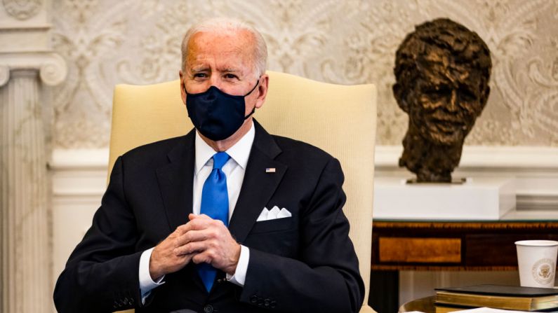 El presidente Joe Biden mantiene una reunión sobre el cáncer con la vicepresidenta Kamala Harris y otros legisladores en el Despacho Oval de la Casa Blanca, el 3 de marzo de 2021, en Washington, D.C. (Samuel Corum/Getty Images)