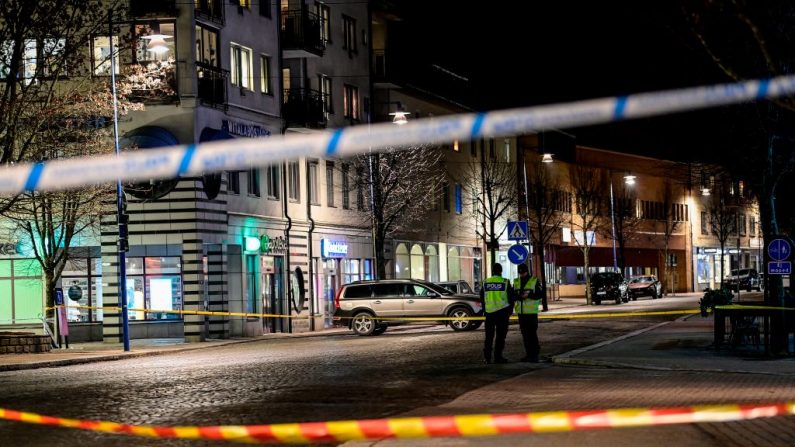 La policía acordonó el lugar donde un hombre atacó a ocho personas con un "arma afilada", hiriendo gravemente a dos, en la ciudad sueca de Vetlanda el 3 de marzo de 2021. (Mikael Fritzon / TT News Agency / AFP a través de Getty Images)