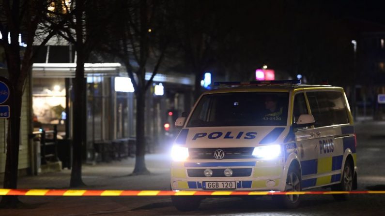 La policía acordonó el lugar donde un hombre atacó a ocho personas con un "arma afilada", hiriendo gravemente a dos, en la ciudad sueca de Vetlanda el 3 de marzo de 2021. (Mikael Fritzon / TT News Agency / AFP a través de Getty Images)