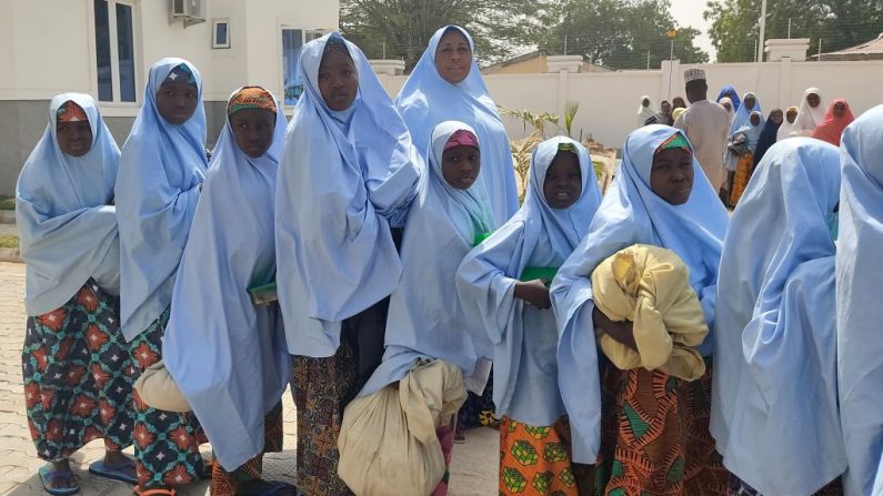 Niñas secuestradas se preparan para reunirse con familiares en Jangebe, estado de Zamfara, el 3 de marzo de 2021 después de que fueron secuestradas en un internado en el noroeste de Nigeria el 26 de febrero de 2021. (Aminu Abubakar / AFP a través de Getty Images)