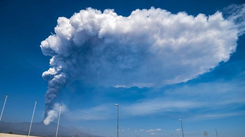 Una vista general tomada el 4 de marzo de 2021 desde Giarre, al norte de Catania, Sicilia, muestra el volcán Etna arrojando humo. (Giovanni Isolino / AFP vía Getty Images)