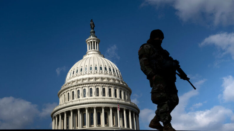 Un miembro de la Guardia Nacional patrulla los terrenos del Capitolio de los Estados Unidos el 4 de marzo de 2021 en Washington, D.C. (Brendan Smialowski/AFP a través de Getty Images)