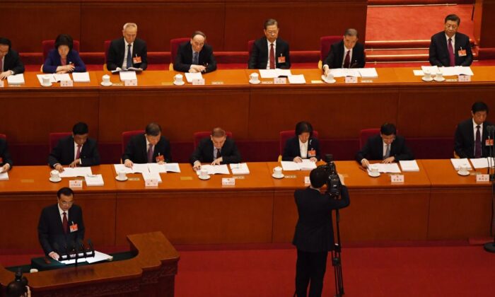 El primer ministro chino, Li Keqiang (abajo a la izquierda), lee su informe de trabajo, en el que propone una "planificación en profundidad para promover la 'Innovación Científica y Tecnológica 2030'", durante la sesión de apertura de la Asamblea Popular Nacional en el Gran Salón del Pueblo de Beijing, el 5 de marzo de 2021. (Leo Ramirez/AFP vía Getty Images)