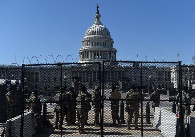 Soldados de la Guardia Nacional de Estados Unidos patrullan fuera del Capitolio de Estados Unidos en el Capitolio, Washington, DC , 5 de marzo de 2021. (OLIVIER DOULIERY/AFP vía Getty Images)
