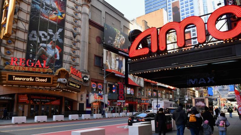 El AMC Empire 25 de Times Square está abierto cuando los cines de la ciudad de Nueva York reabren por primera vez en un año después del cierre por el covid-19, el 5 de marzo de 2021. (Angela Weiss / AFP vía Getty Images)