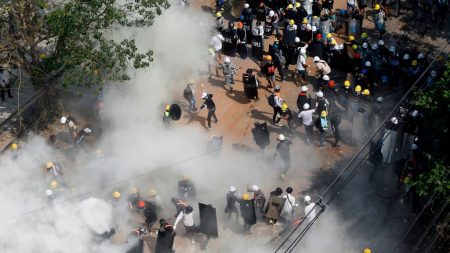 Los birmanos vuelven a desafiar a la junta militar en las calles