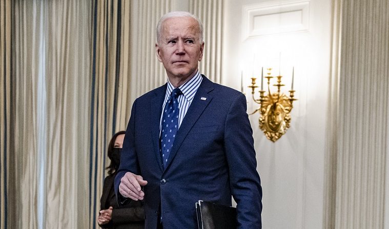 El presidente Joe Biden se detiene para responder a las preguntas de los periodistas en el Comedor de Estado tras la aprobación del Plan de Rescate Estadounidense en el Senado de Estados Unidos en la Casa Blanca el 6 de marzo de 2021 en Washington, DC. (Samuel Corum/Getty Images)
