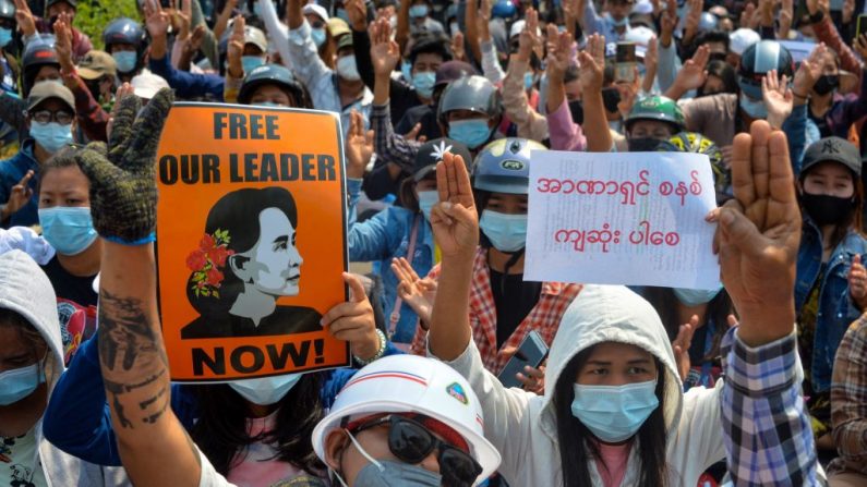 Los manifestantes hacen el saludo de tres dedos durante una manifestación contra el golpe militar en Naypyidaw, Birmania, el 8 de marzo de 2021. (STR / AFP vía Getty Images)