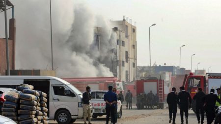 Mueren 20 personas en el incendio de una fábrica textil en Egipto