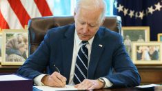 «Voces de estadounidenses fueron escuchadas»: Biden promulga ley de ayuda por COVID-19 de USD 1.9 billones