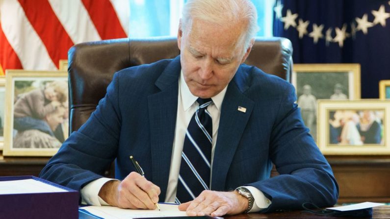 El presidente de Estados Unidos, Joe Biden, firma el Plan de Rescate Estadounidense el 11 de marzo de 2021, en el Despacho Oval de la Casa Blanca en Washington, DC.(MANDEL NGAN/AFP vía Getty Images)
