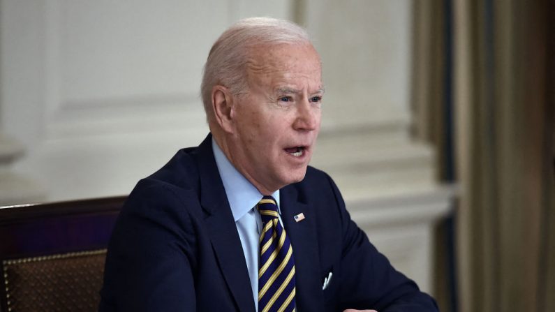 El presidente de Estados Unidos, Joe Biden, habla durante una reunión virtual con miembros de la alianza "Quad" de Australia, India, Japón y Estados Unidos, en el Comedor de Estado de la Casa Blanca en Washington, DC, el 12 de marzo de 2021. (OLIVIER DOULIERY/AFP vía Getty Images)
