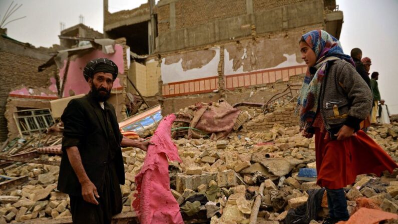 En una foto de archivo, los residentes permanecen en medio de los escombros de una casa dañada después de la explosión de un coche bomba en Herat, Afganistán, el 13 de marzo de 2021. (Hoshang Hashimi / AFP vía Getty Images)