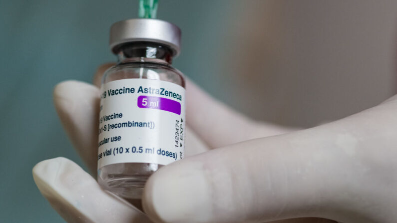En la imagen, un vial de la vacuna anti-COVID-19 de AstraZeneca. (Jens Schlueter/Getty Images)